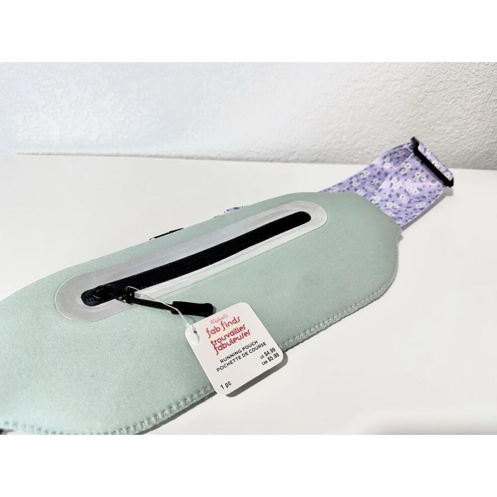 NWT fab finds Running Pouch Fanny PackLight Blue Purple Floral Zip Pocket Buckle - Picture 2 of 8
